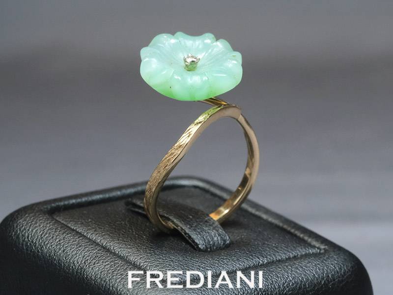 Bague en or jaune 750/000 sertie d'une fleur sculptée en Chrysoprase naturelle.