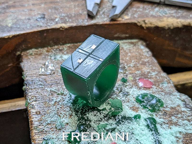 Le futur modèe de bague est sculpté dans la cire