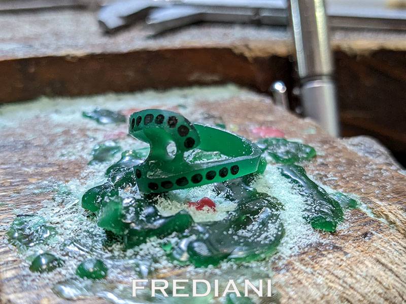 les diamants sont simulés au feutre