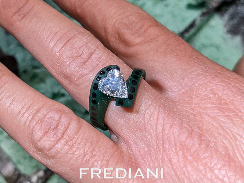 présentation à la cliente de sa future bague