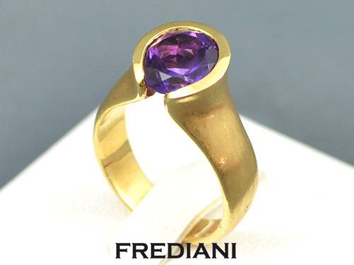 Bague en or jaune et améthyste naturelle