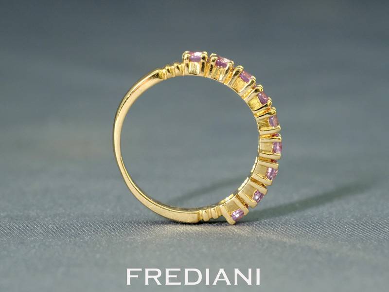 Demi-alliance en or jaune sertie de 9 saphirs violets