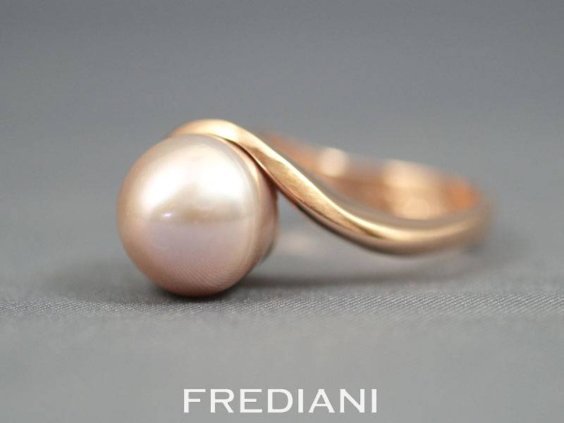 Bague or rouge et perle de culture de Chine