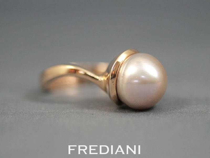 Bague or rouge et perle de culture de Chine