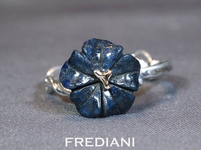Bague en or blanc 750/000 sertie d'une fleur en sodalite naturelle
