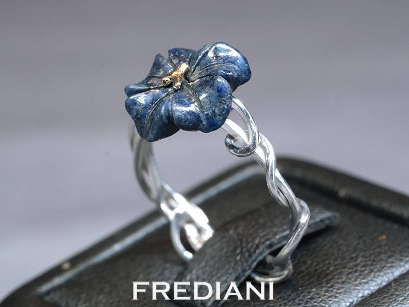 Bague en or blanc 750/000 sertie d'une fleur en sodalite naturelle