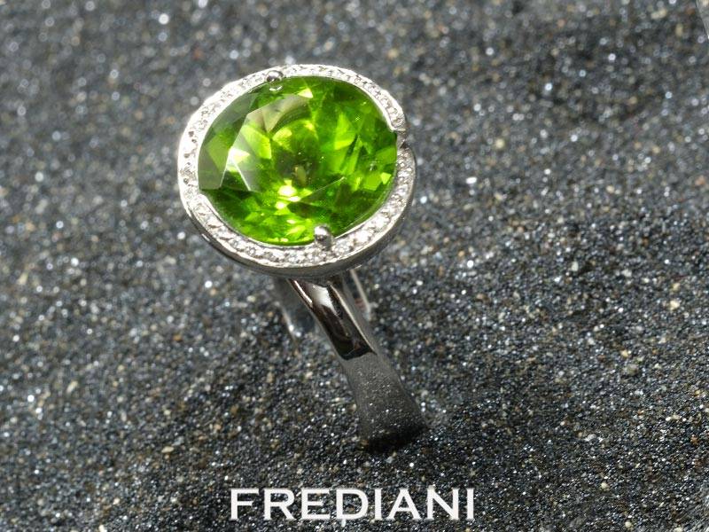 bague en or blanc, peridot et diamants