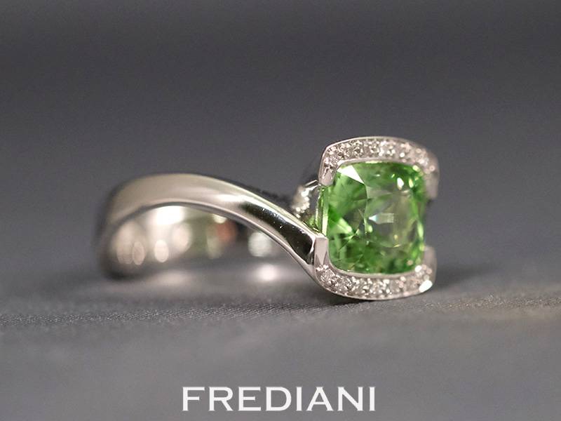 Bague en or blanc péridot Birman et diamants