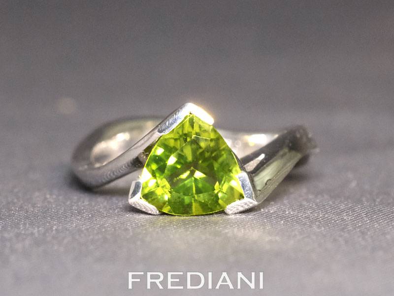 Bague en or blanc sertie d'un péridot troïdia naturel