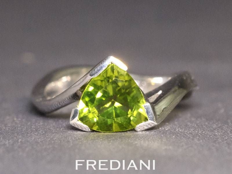 Bague en or blanc sertie d'un péridot troïdia naturel