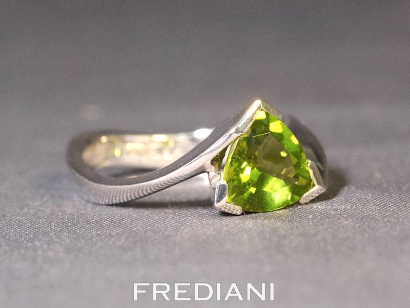 Bague en or blanc sertie d'un péridot troïdia naturel