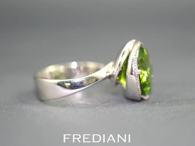bague en or blanc, peridot et diamants