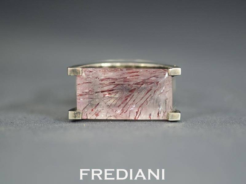 Bague en argent sertie d'un quartz à inclusions