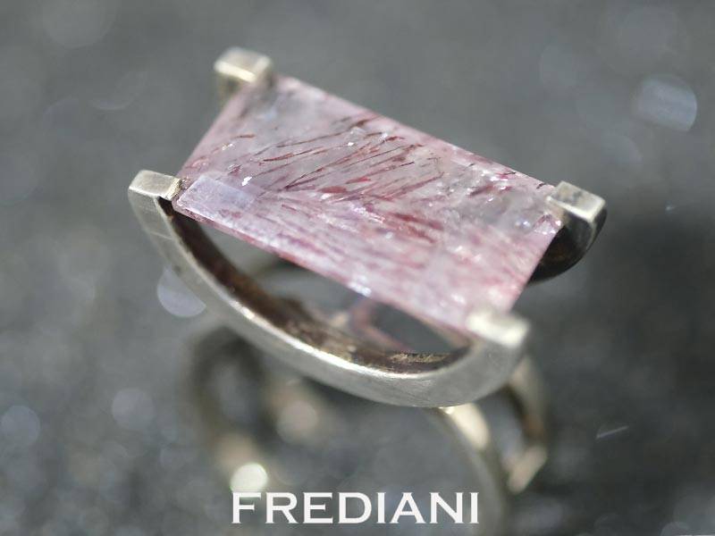 Bague en argent sertie d'un quartz à inclusions