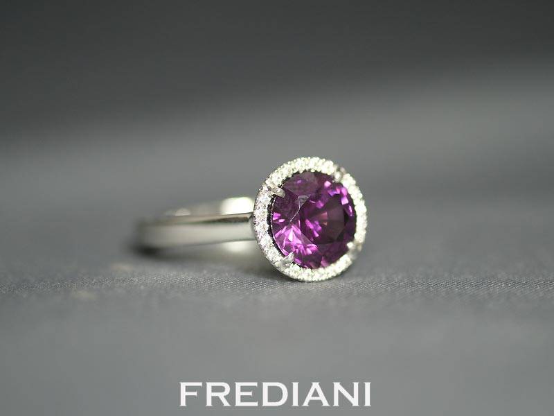 Bague en Or blanc palladié, Grenat Rhodolite et 20 Diamants