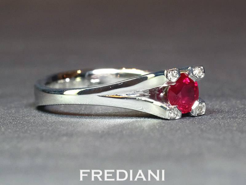 Bague en or blanc 750/000 sertie d'un rubis rond 5 mm et 4 diamants naturels