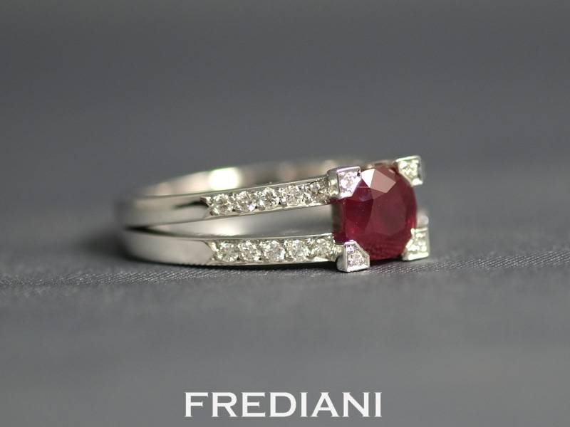 Bague en or blanc 750/000 sertie d'un rubis coussin certifié et 24 diamants naturels