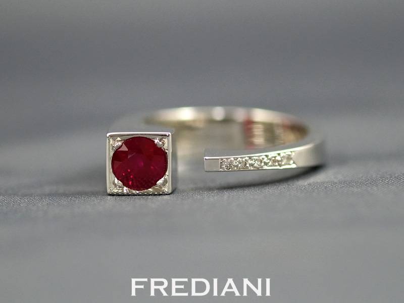 Bague or blanc rubis et diamants