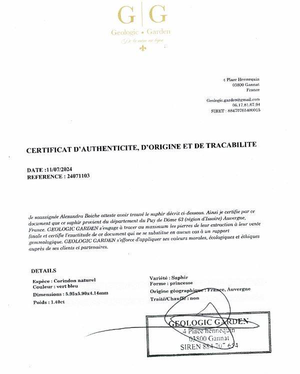 Bague en or jaune 750/000 sertie d'un saphir d'Auvergne naturel de forme carrée accompagné de 2 diamants poires E Vs2