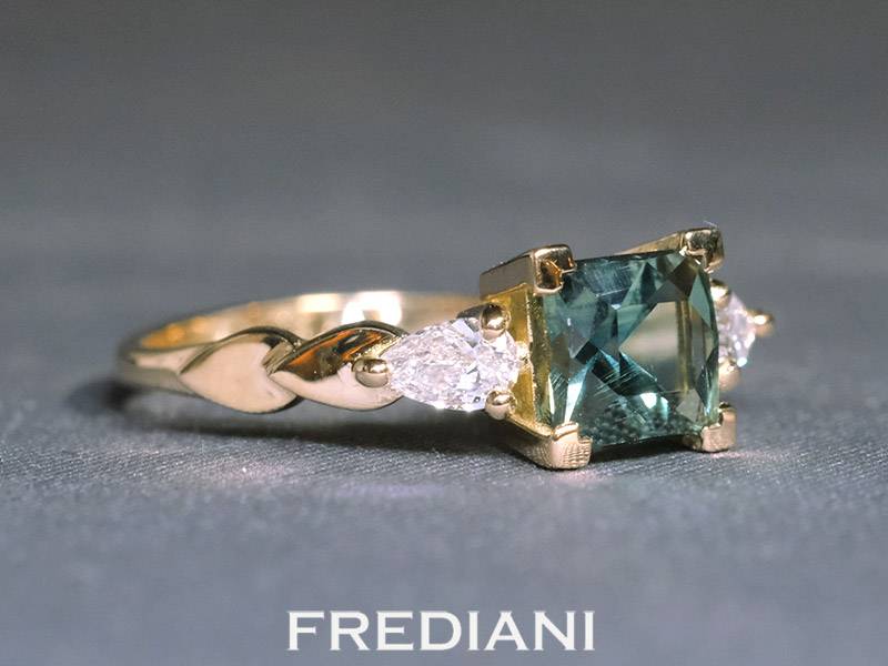 Bague en or jaune 750/000 sertie d'un saphir d'Auvergne naturel de forme carrée accompagné de 2 diamants poires E Vs2