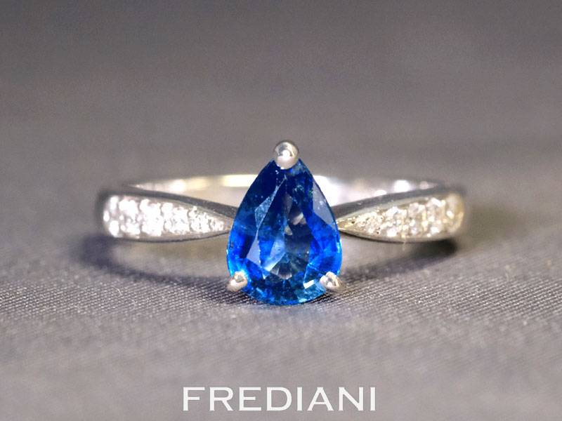 Bague en or blanc sertie d'un saphir bleu et 10 diamants