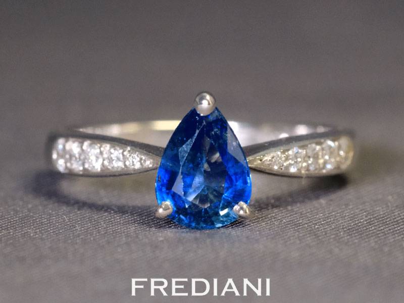 Bague en or blanc sertie d'un saphir bleu et 10 diamants