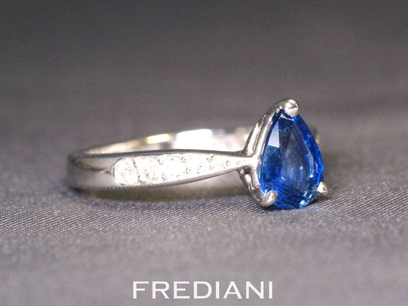 Bague en or blanc sertie d'un saphir bleu et 10 diamants