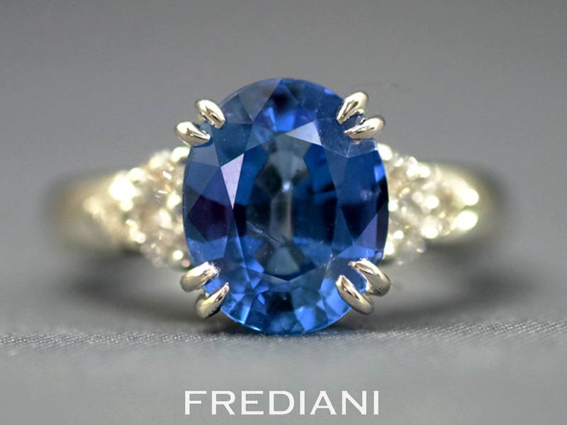 bague en or balnc saphir bleu ceylan certifié et diamants.