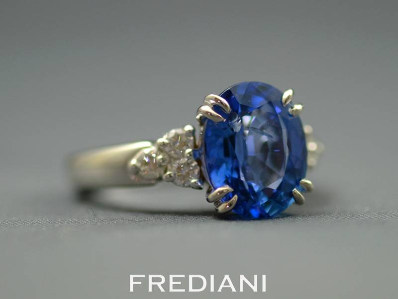 bague en or balnc saphir bleu ceylan certifié et diamants.