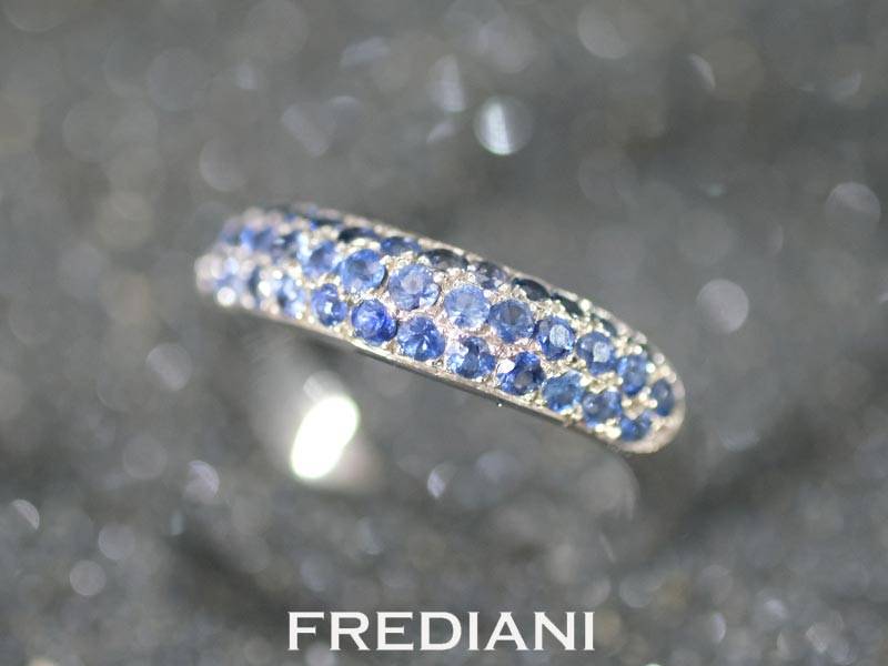 Bague pavage en Or blanc et saphirs bleus