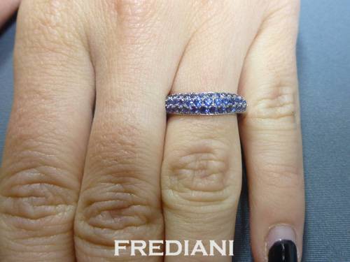 Bague pavage en Or blanc et saphirs bleus