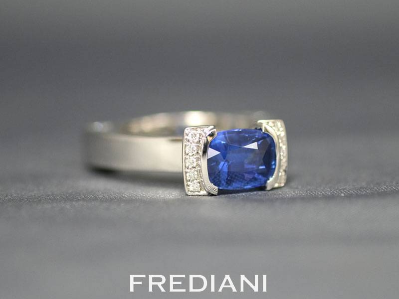 bague en or blanc saphir bleu coussin certifié et diamants