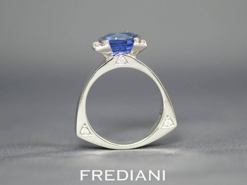 bague en or blanc saphir bleu coussin certifié et diamants