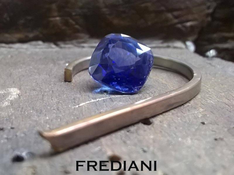 Bague en or jaune sertie d'un saphir du sri lanka coussin et d'emeraudes de colombie