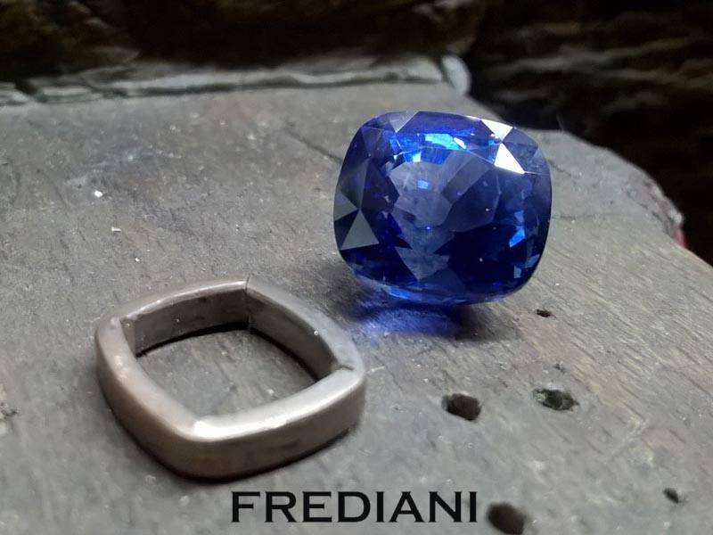 Bague en or jaune sertie d'un saphir du sri lanka coussin et d'emeraudes de colombie