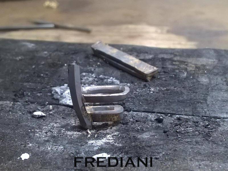 Bague en or jaune sertie d'un saphir du sri lanka coussin et d'emeraudes de colombie