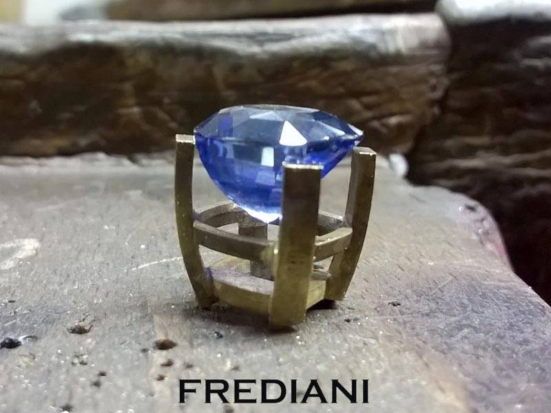 Bague en or jaune sertie d'un saphir du sri lanka coussin et d'emeraudes de colombie