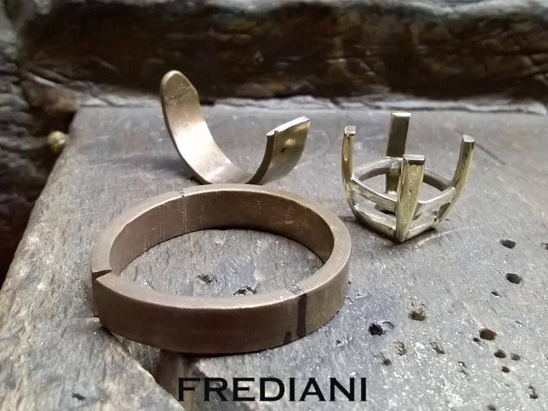 Bague en or jaune sertie d'un saphir du sri lanka coussin et d'emeraudes de colombie