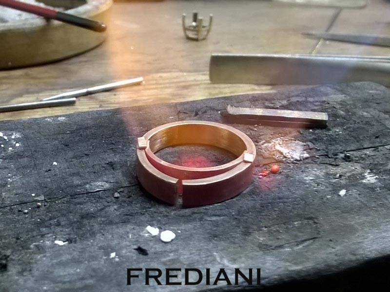 Bague en or jaune sertie d'un saphir du sri lanka coussin et d'emeraudes de colombie