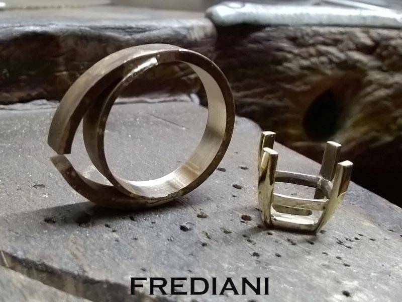 Bague en or jaune sertie d'un saphir du sri lanka coussin et d'emeraudes de colombie