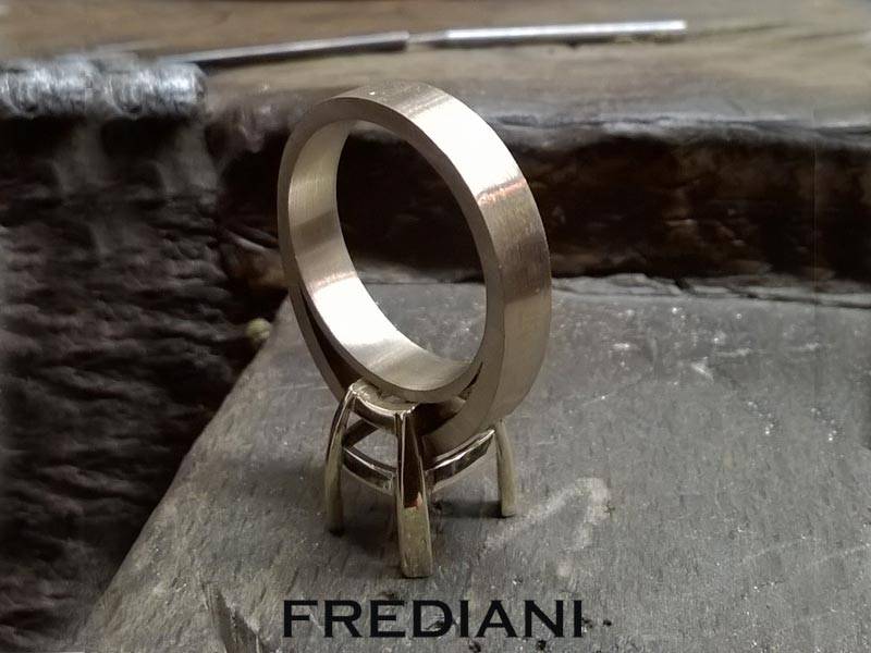 Bague en or jaune sertie d'un saphir du sri lanka coussin et d'emeraudes de colombie