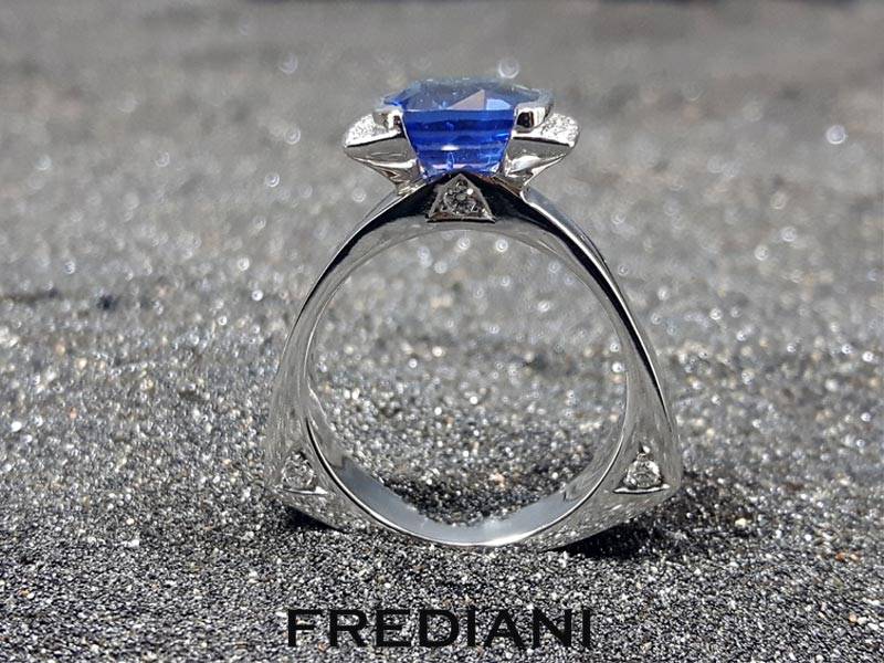 Bague en or blanc saphir et diamants