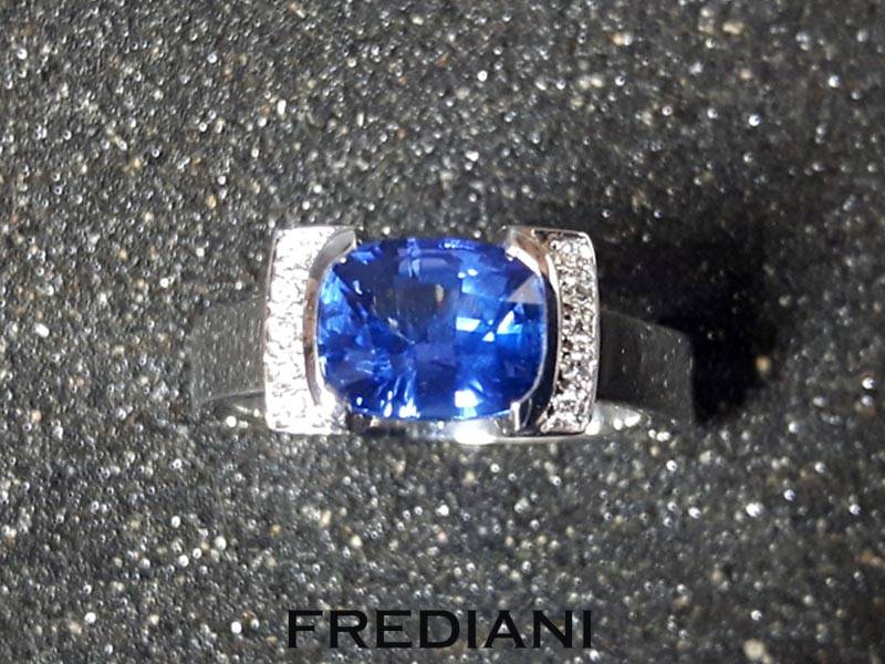 Bague en or blanc saphir et diamants