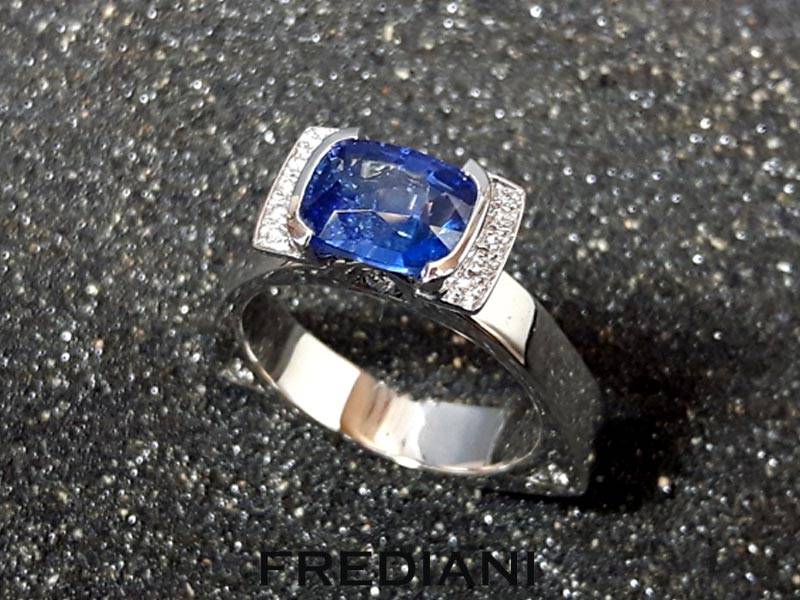 Bague en or blanc saphir et diamants
