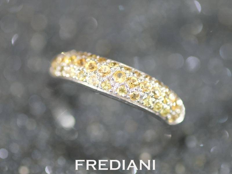 Bague pavage en Or blanc et Saphirs jaunes