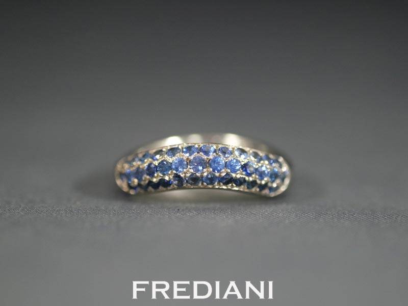 Bague pavage en Or blanc et saphirs bleus