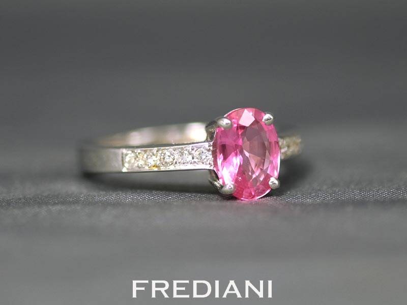 bague en or blanc saphir rose ovale et diamants