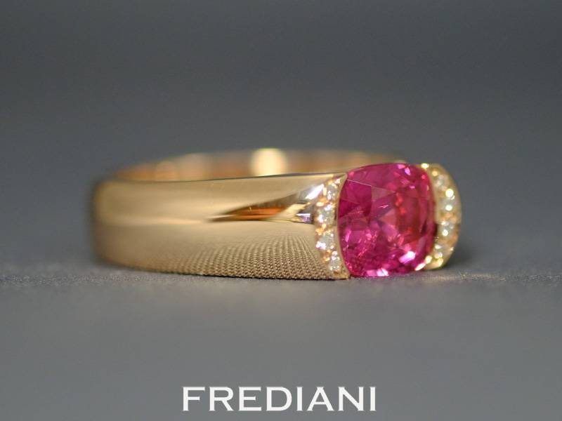 Bague en or rouge spinelle coussin naturel et 8 diamants