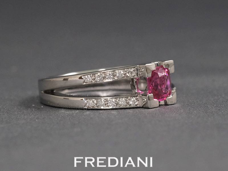 Bague en or blanc sertie d'un spinelle rose coussin et 20 diamants