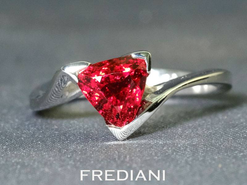 Bague en or blanc sertie d'un spinelle rouge exceptionnel de Birmanie